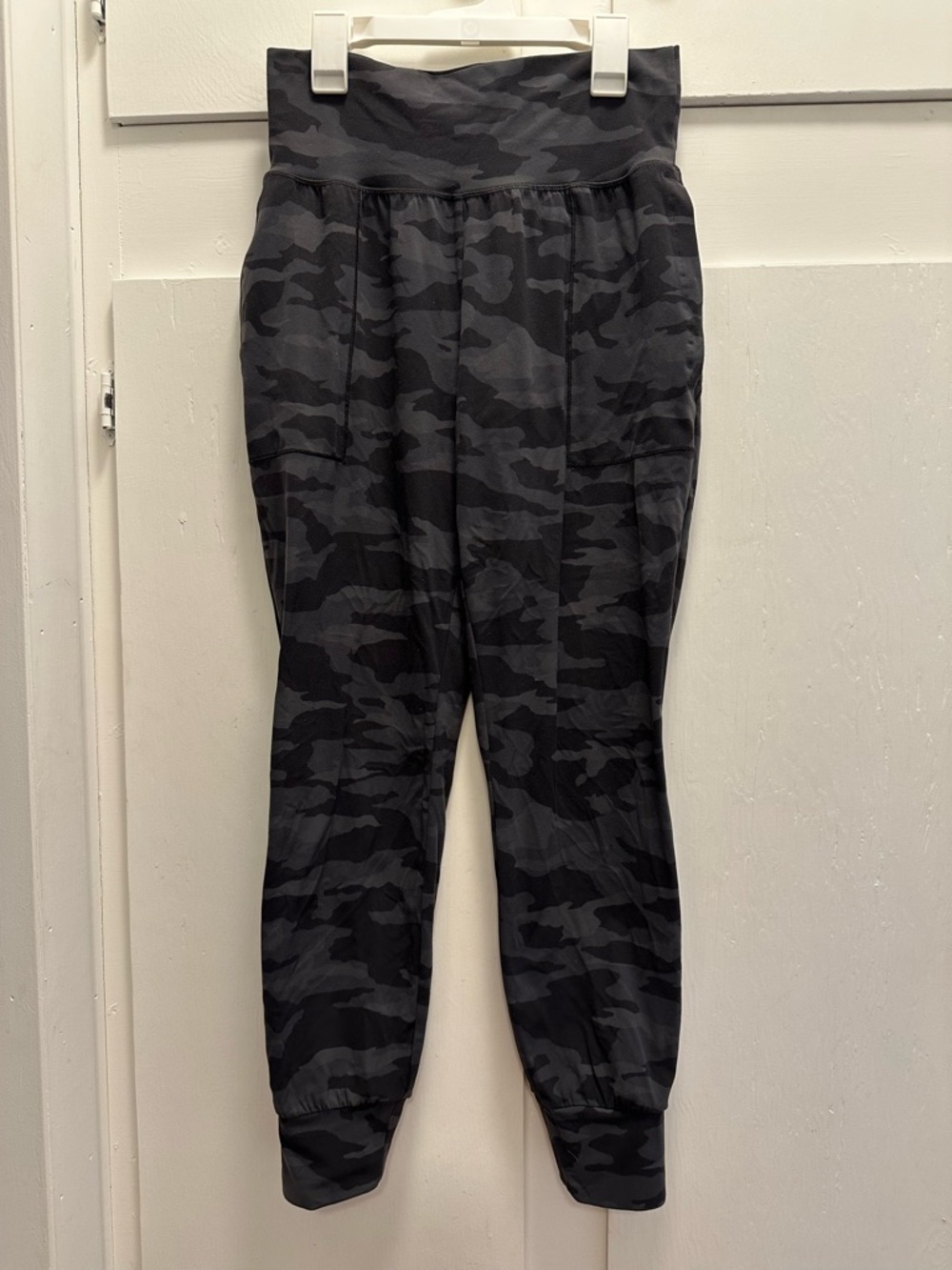 Athleta Women’s Salutation Black & Gray Camo Joggers S